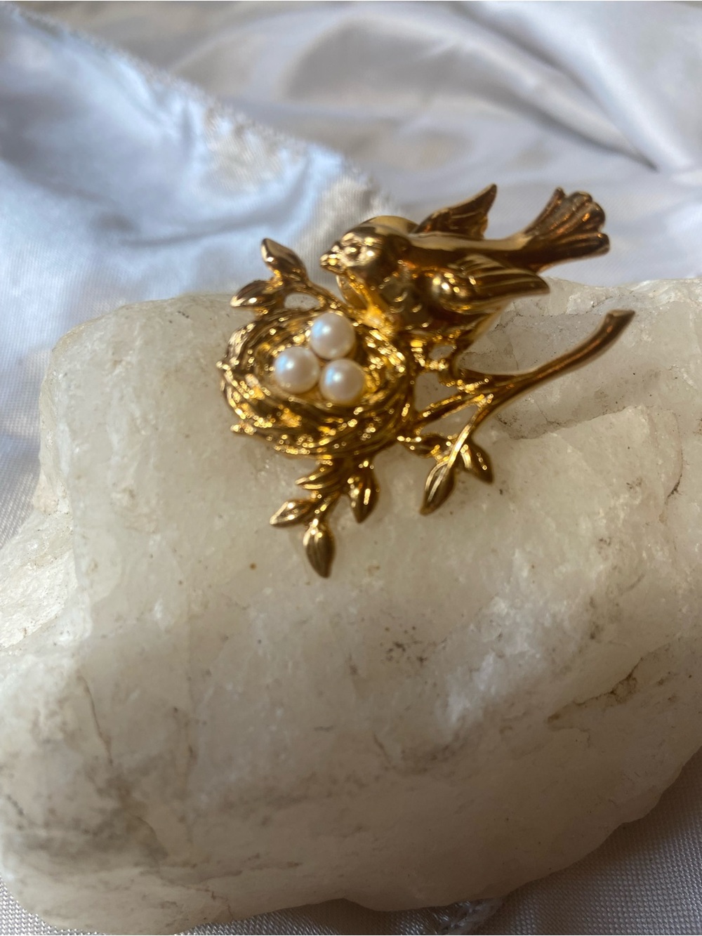 Vintage Avon “Mother’s Nest” Gold Bird Nest Brooch with Pearls w/ Box